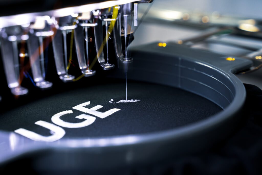 Nahaufnahme von industrieller Nähmaschine / Stickmaschine in e